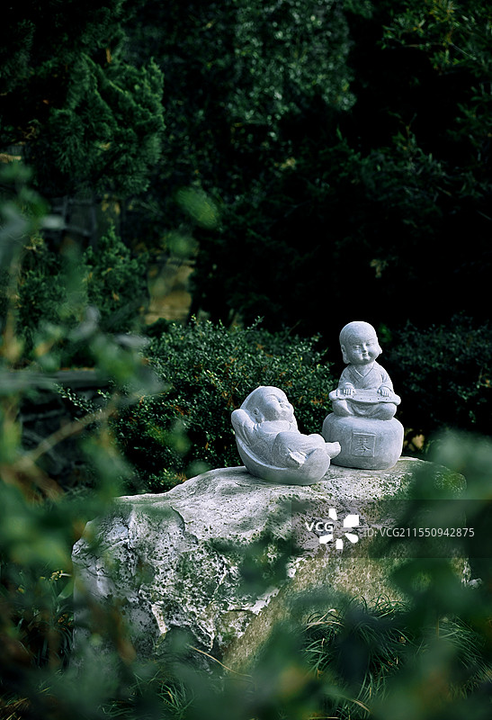 红安天台寺中的石雕小和尚图片素材