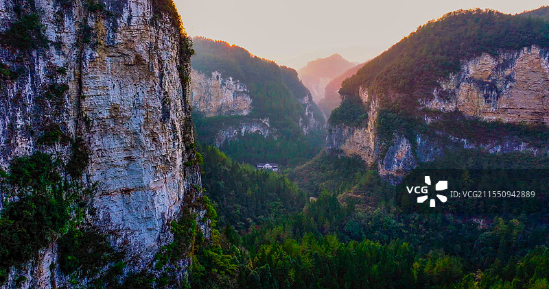 夕阳时分峡谷岩壁风光图片素材