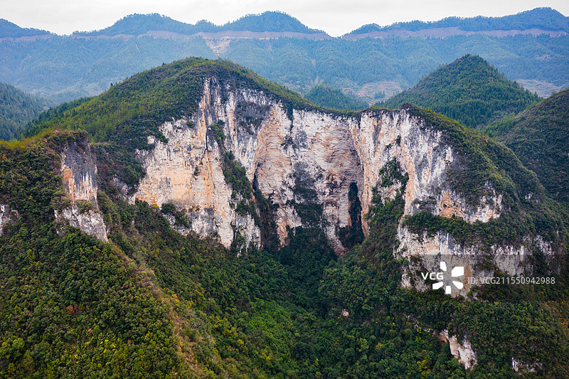 航拍群山中的岩壁图片素材