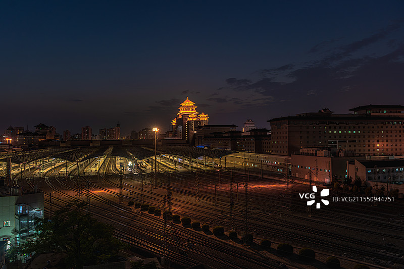 北京西站 夜幕下的交通枢纽图片素材