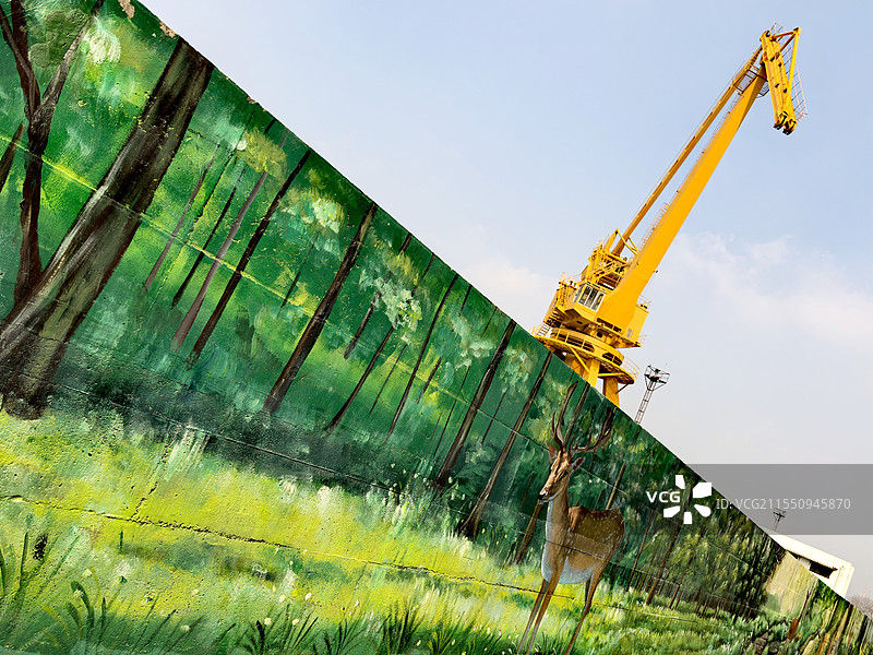 上海后滩滨江路上的两只“鹿”图片素材