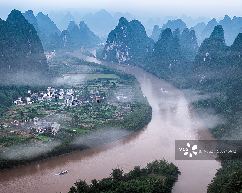桂林山水相公山上俯瞰雨后漓江湾图片素材