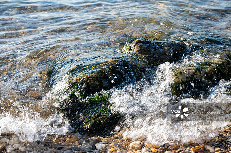 海浪溅到岩石上的高角度视图图片素材