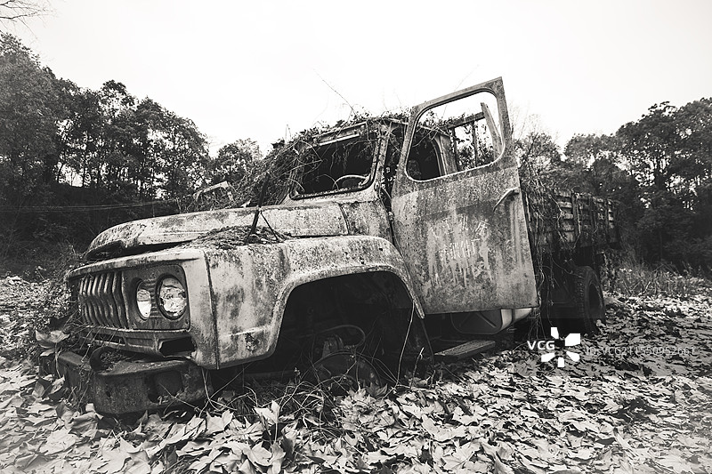 废弃的90年代解放牌运输卡车图片素材