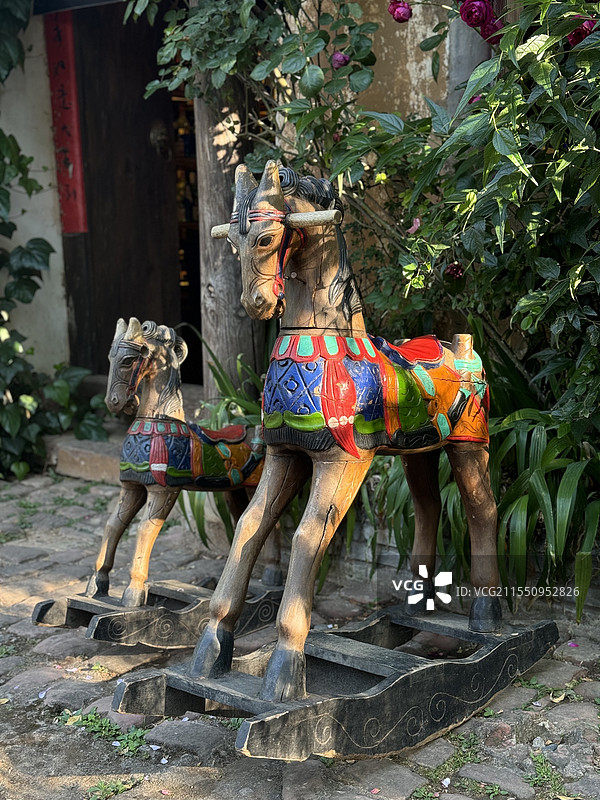 夕阳下的彩色木马图片素材