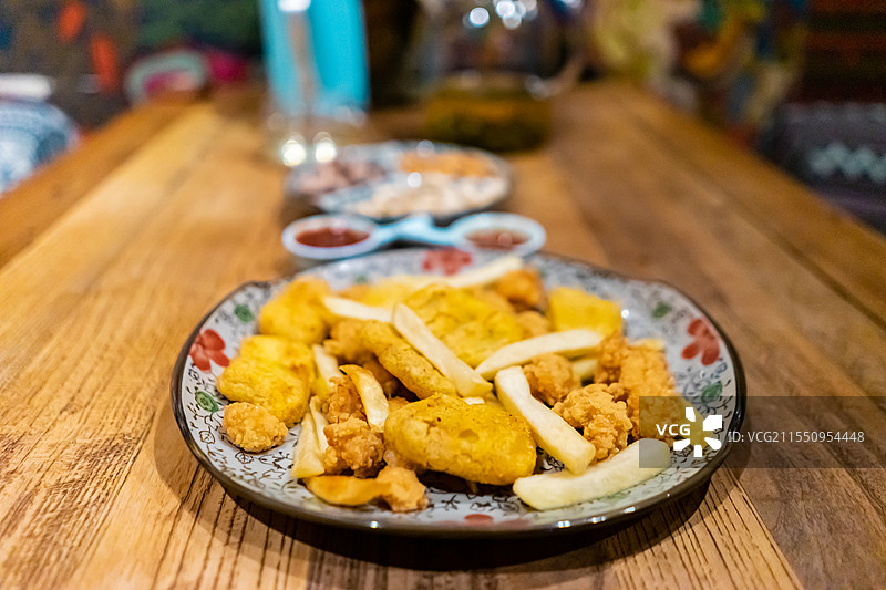 中国休闲娱乐健康生活方式拍摄主题，茶室薯条鸡米花炸鸡瓜子腰果巴旦木开心果食物特写，室内无人图像摄影图片素材