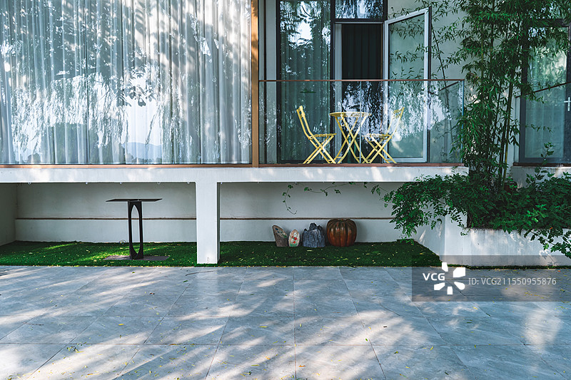 中国现代健康生活方式拍摄主题，度假村里的中式庭院，住房房间外面的墙壁，户外白昼无人图像摄影图片素材