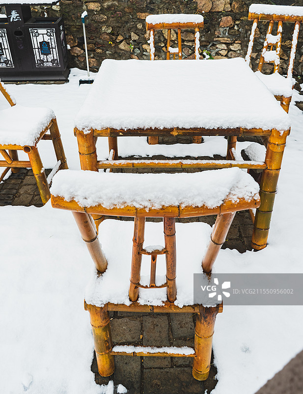 中国非都市自然风光拍摄主题，冬天下雪竹子编织的桌子和椅子上覆盖厚厚的白雪，户外白昼无人图像摄影图片素材