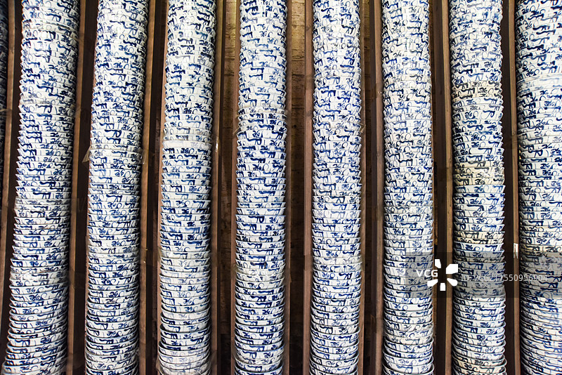 景德镇的传统老茶花青花瓷碗图片素材