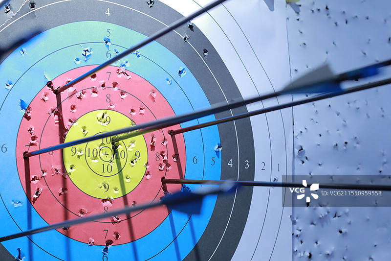 射在靶上的箭图片素材