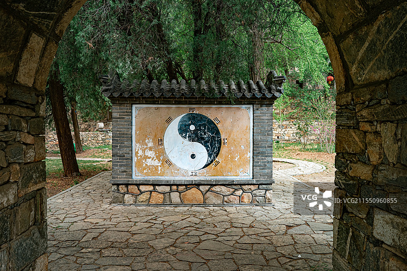 中国山东省泰安市泰山旅游风景区著名景点，三阳观道观的阴阳乾坤八卦图案照壁，户外白昼无人图像摄影图片素材