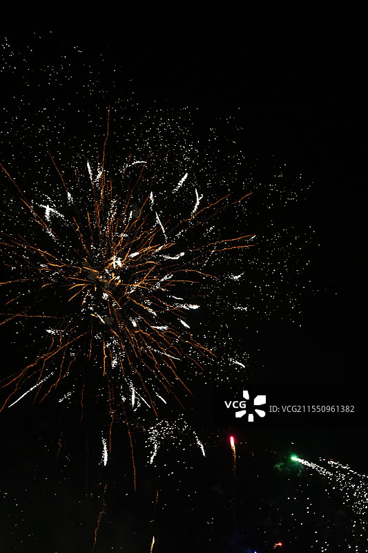 上海春节假期节庆放烟花庆祝图片素材