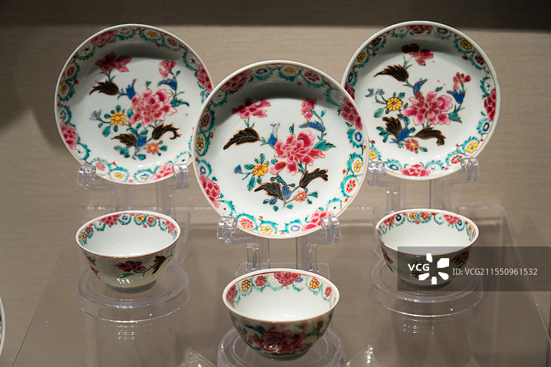 明清民窑瓷器：粉彩花卉纹杯碟一组，清代 (广东大观博物馆藏)图片素材