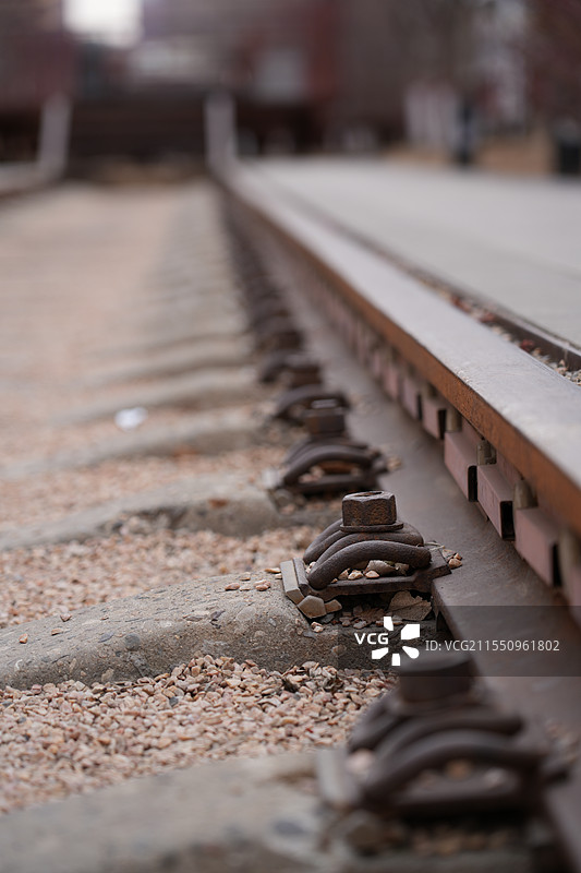 铁路铁轨笔直弯曲的朝向一个方向图片素材