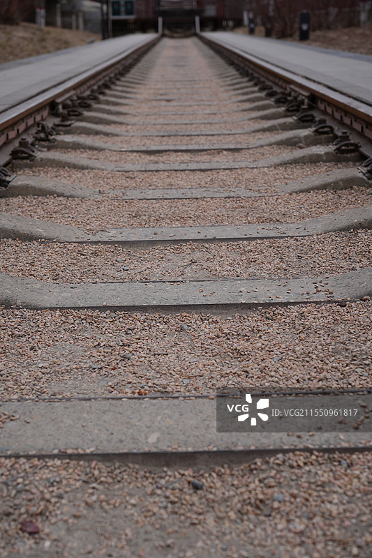 铁路铁轨笔直弯曲的朝向一个方向图片素材