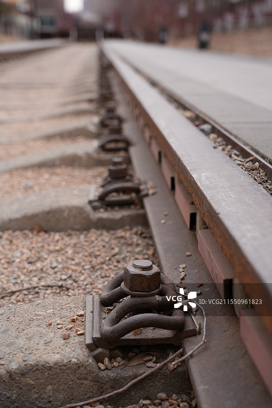 铁路铁轨笔直弯曲的朝向一个方向图片素材