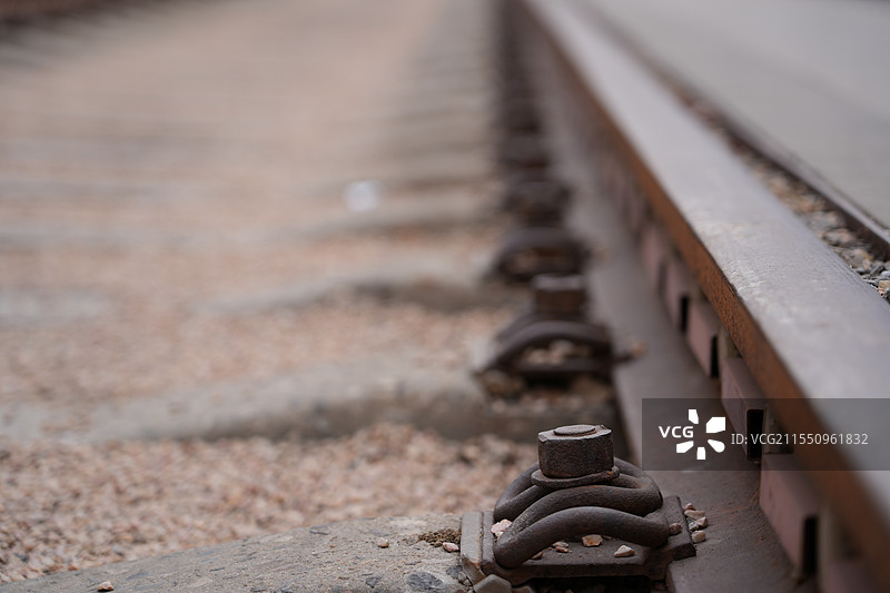 铁路铁轨笔直弯曲的朝向一个方向图片素材