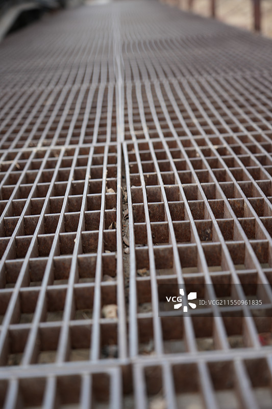 铁路铁轨笔直弯曲的朝向一个方向图片素材