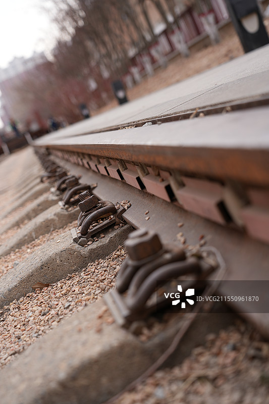 铁路铁轨笔直弯曲的朝向一个方向图片素材