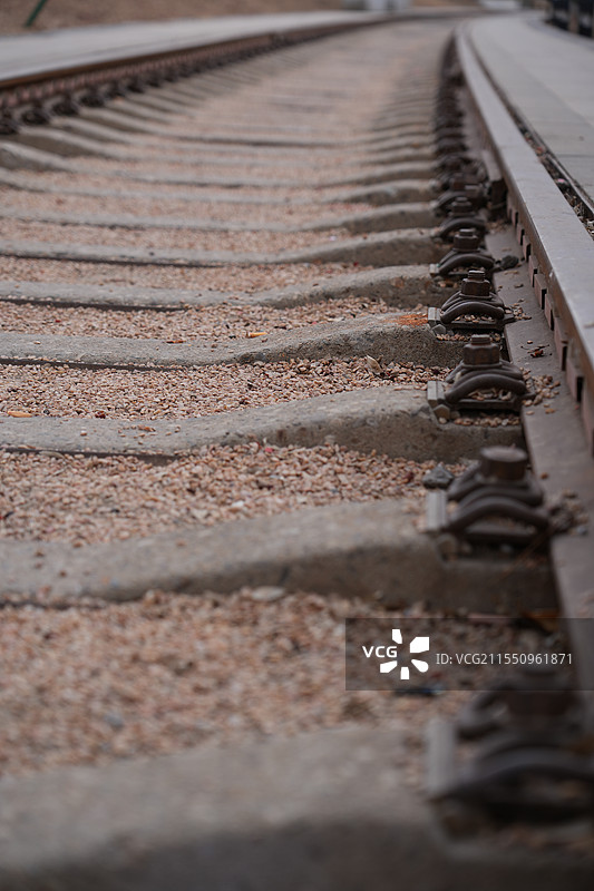 铁路铁轨笔直弯曲的朝向一个方向图片素材