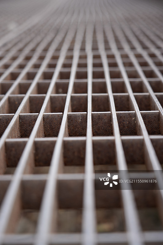 铁路铁轨笔直弯曲的朝向一个方向图片素材