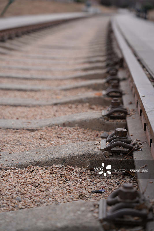 铁路铁轨笔直弯曲的朝向一个方向图片素材
