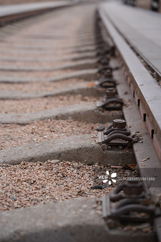 铁路铁轨笔直弯曲的朝向一个方向图片素材