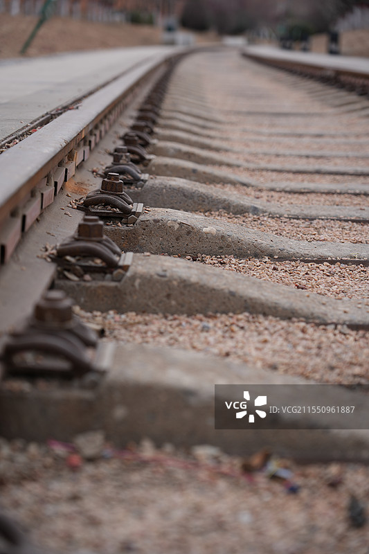 铁路铁轨笔直弯曲的朝向一个方向图片素材