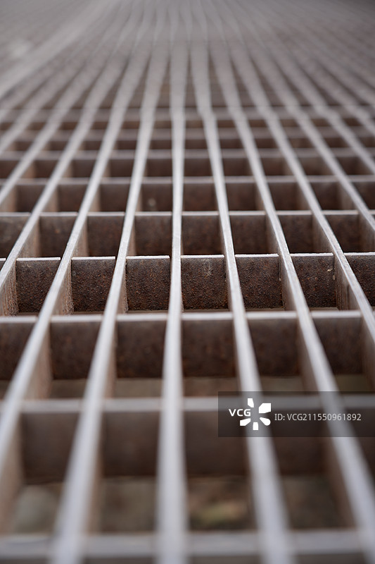 铁路铁轨笔直弯曲的朝向一个方向图片素材