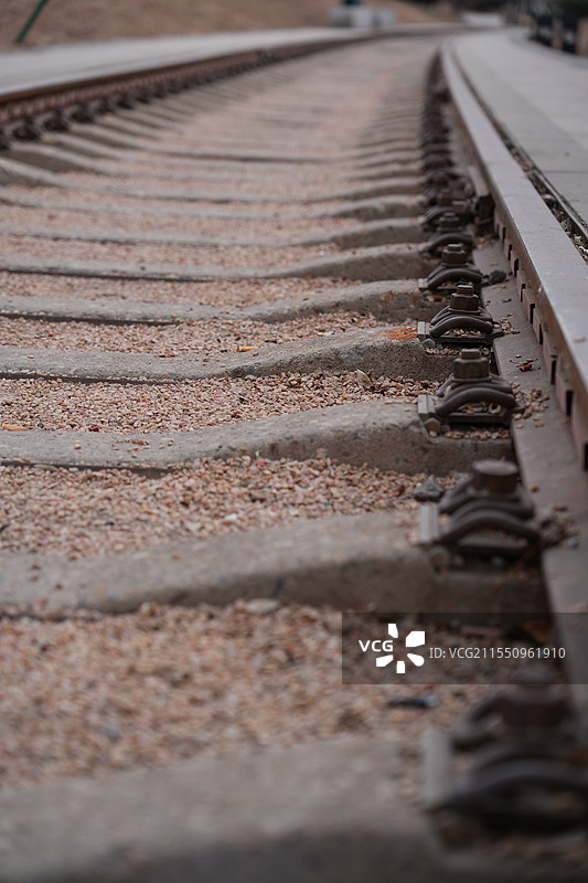 铁路铁轨笔直弯曲的朝向一个方向图片素材