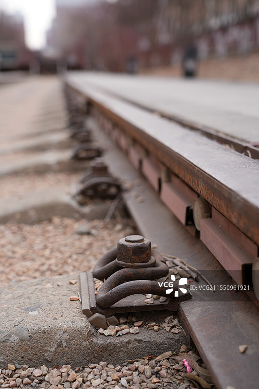 铁路铁轨笔直弯曲的朝向一个方向图片素材