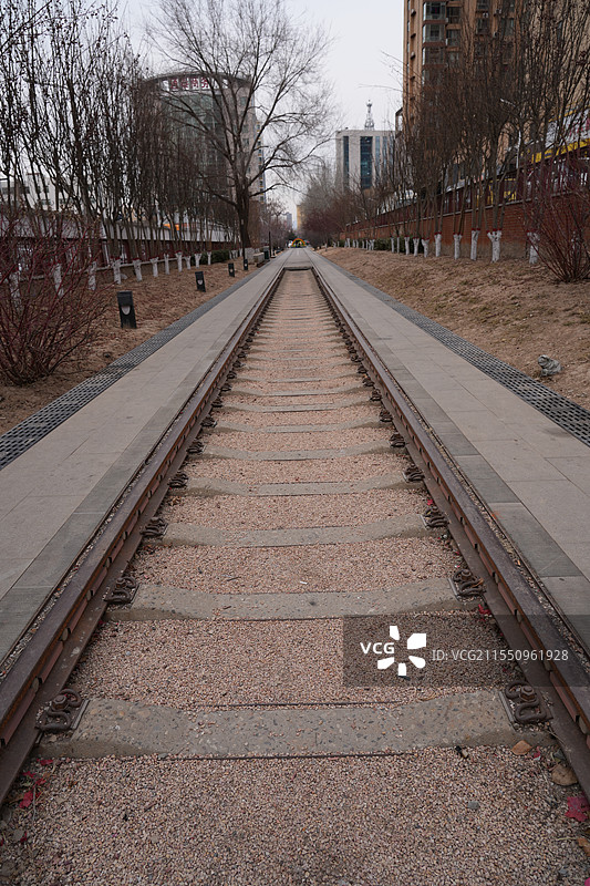 铁路铁轨笔直弯曲的朝向一个方向图片素材