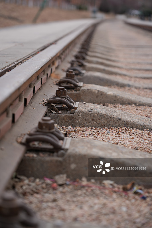 铁路铁轨笔直弯曲的朝向一个方向图片素材