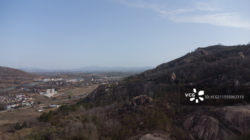 湖北省孝感市大悟县夏店镇二畈村装八寨旅游风景区：鄂北小黄山奇石高山水库飞来石自然风光蓝色背景图片素材