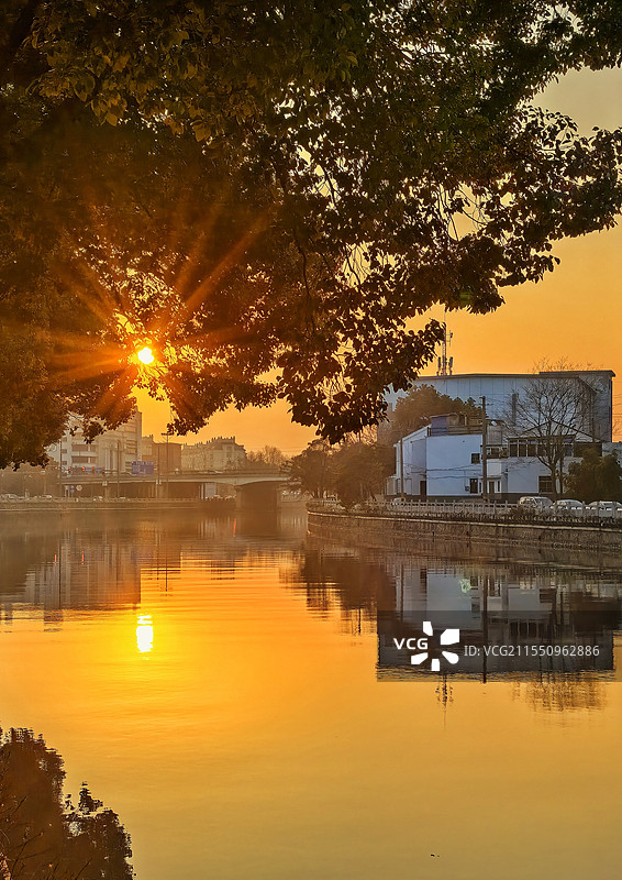 日出时刻，水天一色图片素材