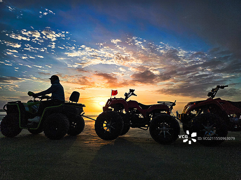 海滩剪影图片素材