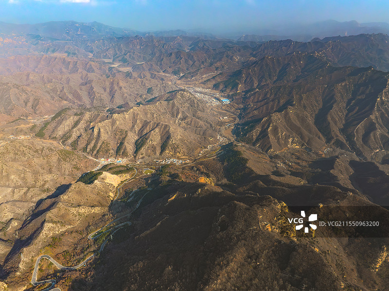 航拍雄伟的山脉，阿那亚金山岭图片素材