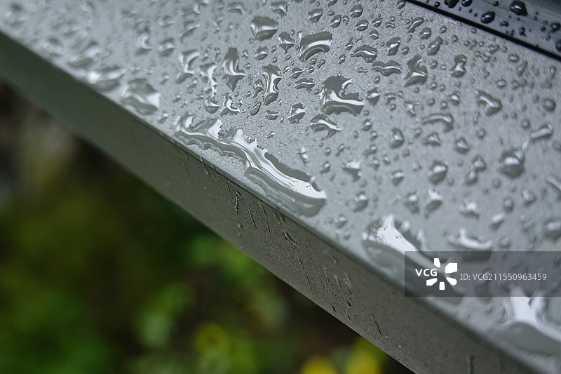 雨水打湿窗台雨滴水滴图片素材