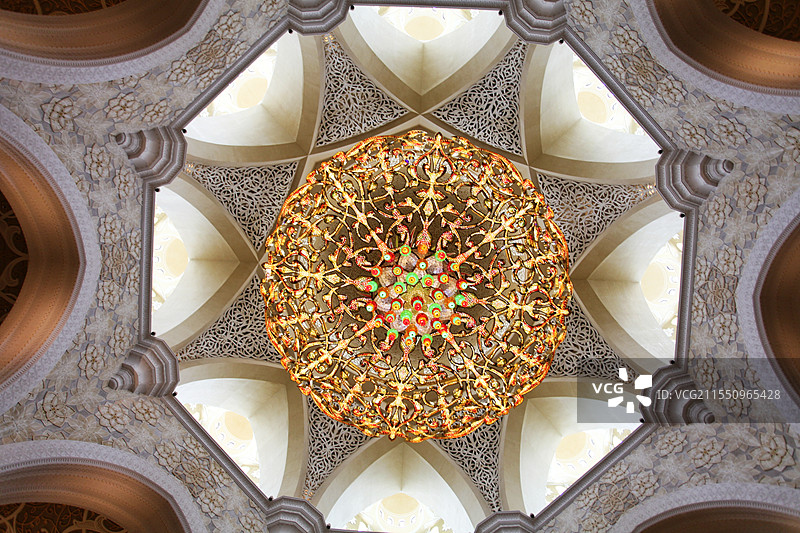 虔诚之光阿布扎比扎伊德大清真寺内部主大厅巨型吊灯的低角度视图。图片素材