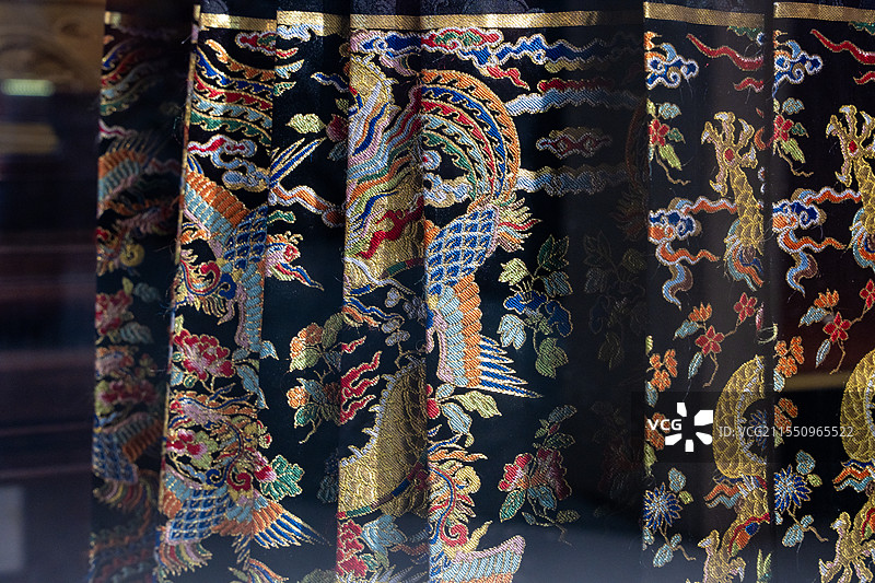南京云锦博物馆织金妆花龙凤呈祥云锦马面裙图片素材