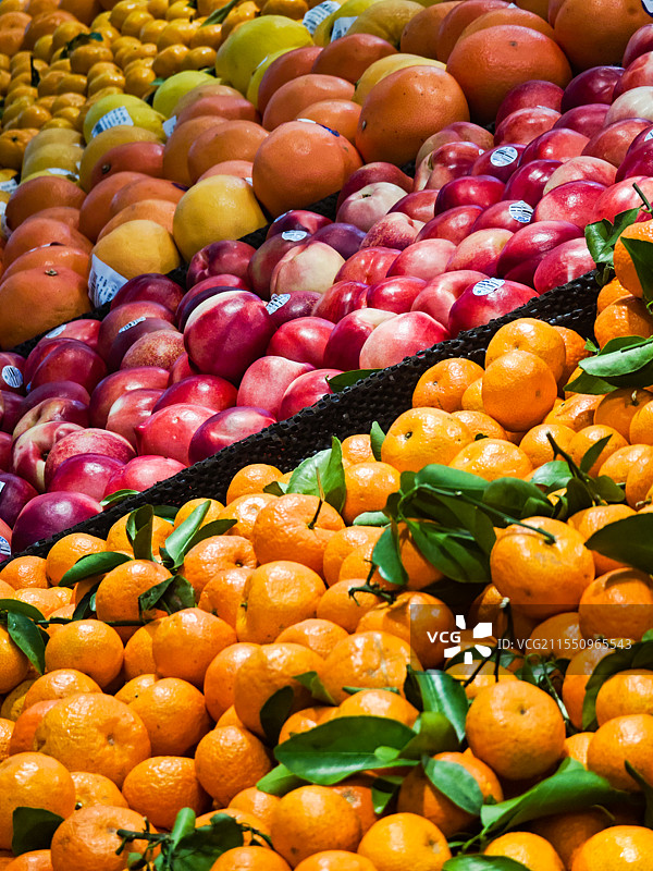 超市中展示销售中的各类新鲜水果图片素材
