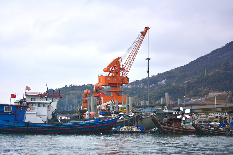 福建省宁德市蕉城区三都镇三都澳 起重机在码头上作业图片素材