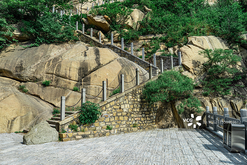 中国自然风光拍摄主题，山东省泰安市泰山东御道风景区，陡峭的悬崖上的之字山路，户外白昼无人图像摄影图片素材