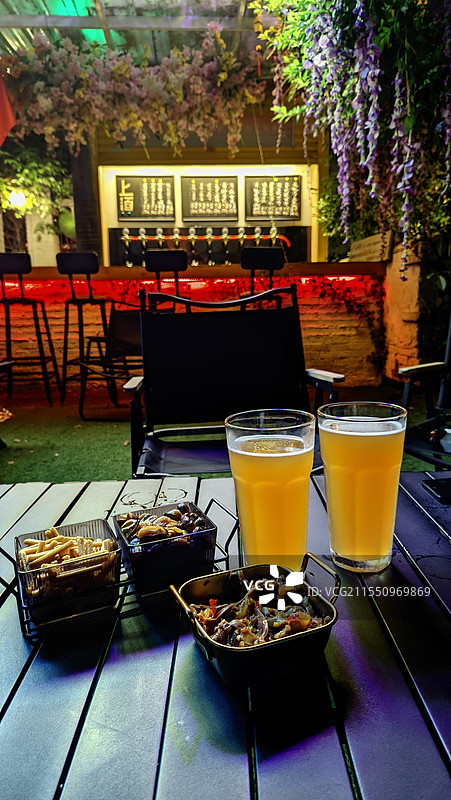 两杯啤酒图片素材