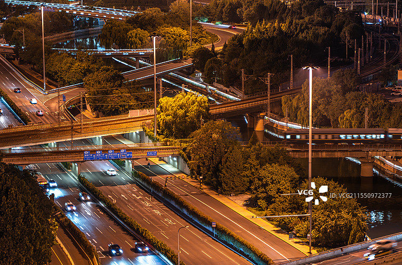 北京夜色下的城市交通枢纽图片素材