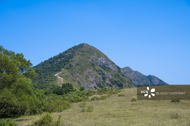 晴空下的低角度山景-蓝天映衬下的田野景色-户外山脉形象图-郊外风光-壁纸-留白配图-新媒体广告配图图片素材