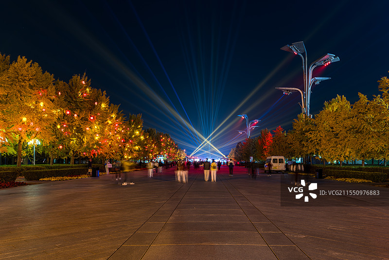 北京奥林匹克公园步道人群景象图片素材