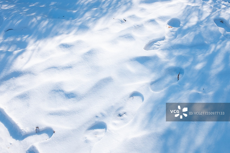 雪地上的人的脚印图片素材