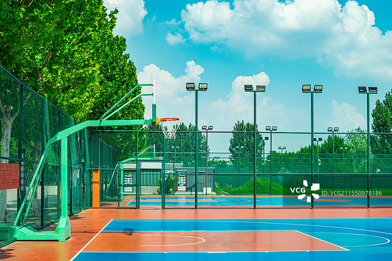 中国体育运动健身活动篮球场拍摄主题，天空干净协调自由简单反差纯净式样，户外白昼无人图像摄影图片素材
