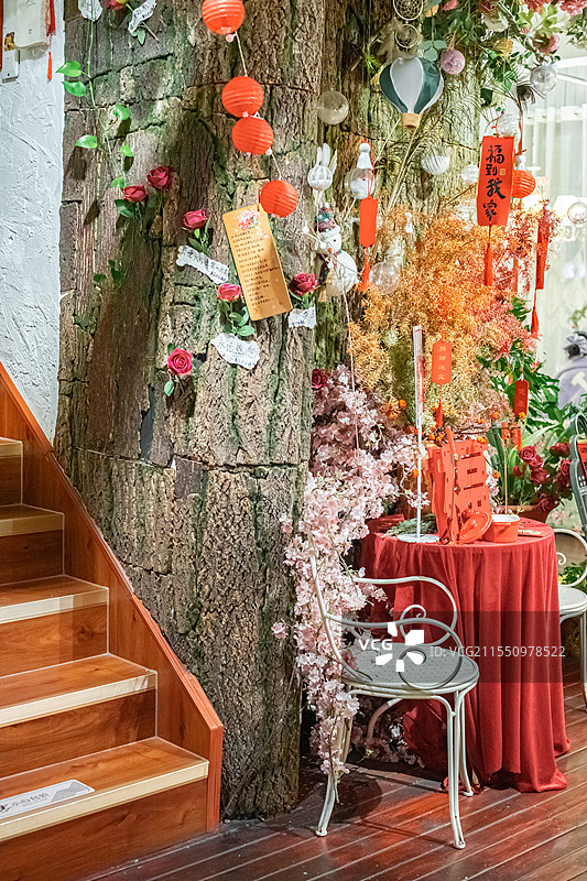 中国西方春节圣诞节拍摄主题，桌子上的福字剪纸和椅子，室内无人图像摄影图片素材